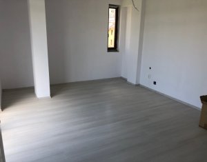 Apartment 4 rooms for sale in Floresti