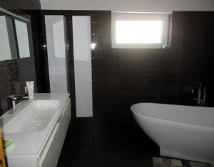 Maison 4 chambres à vendre dans Floresti