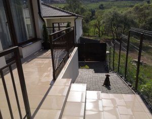 Maison 4 chambres à vendre dans Floresti