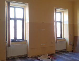 Spatiu parter 60mp, 2 intrari, 1 parcare, zona Primarie, Centru