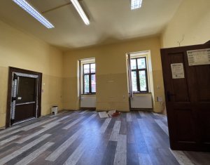 Spatiu servicii 60mp, 2 intrari, 1 parcare, zona Primarie Petru Maior