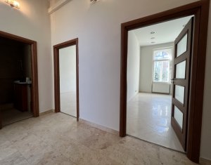 Birou finisat 3 incaperi 108mp, parcare in curte, zona hotel Victoria
