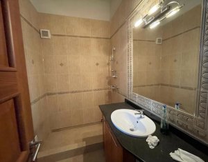 Birou finisat 3 incaperi 108mp, parcare in curte, zona hotel Victoria