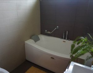 Maison 6 chambres à louer dans Floresti