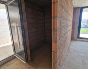 Maison 4 chambres à vendre dans Campenesti, zone Centru