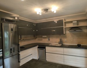 Maison 4 chambres à vendre dans Floresti