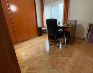 Maison 4 chambres à vendre dans Floresti