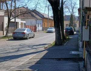 Casa in zona semicentrala, singur in curte, acces auto, spatiu mare de parcare