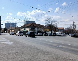 Casa in zona semicentrala, singur in curte, acces auto, spatiu mare de parcare