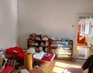 Casa in zona semicentrala, singur in curte, acces auto, spatiu mare de parcare