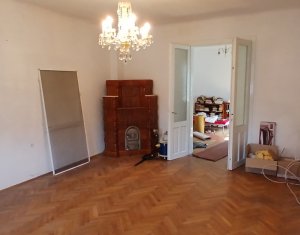 Casa in zona semicentrala, singur in curte, acces auto, spatiu mare de parcare