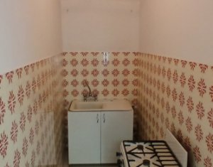 Casa in zona semicentrala, singur in curte, acces auto, spatiu mare de parcare