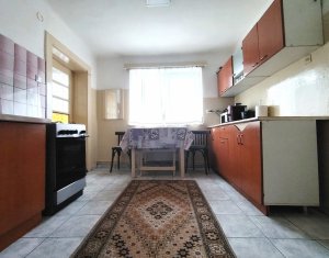 Casa cu posibilitate de reconversie, front la doua strazi - Dambu Rotund
