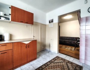 Casa cu posibilitate de reconversie, front la doua strazi - Dambu Rotund