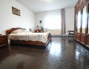 Casa cu posibilitate de reconversie, front la doua strazi - Dambu Rotund
