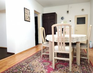 Casa cu posibilitate de reconversie, front la doua strazi - Dambu Rotund