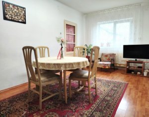 Casa cu posibilitate de reconversie, front la doua strazi - Dambu Rotund