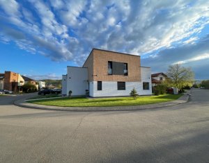 Maison 5 chambres à vendre dans Floresti
