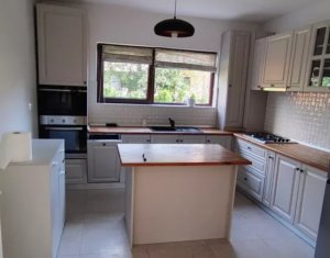 House 4 rooms for sale in Floresti