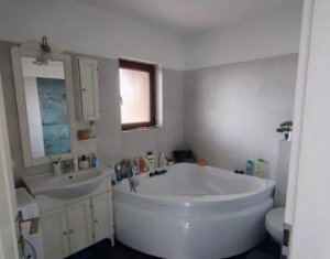 House 4 rooms for sale in Floresti