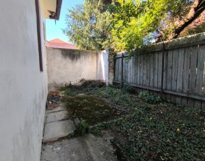 Oportunitate investitie - Casa renovabila, 2 camere, curte comuna, Centru
