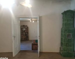 Oportunitate investitie - Casa renovabila, 2 camere, curte comuna, Centru